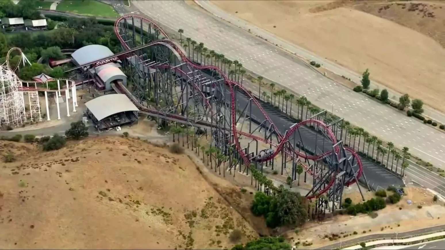 Vista a&eacute;rea da montanha-russa X2, no Six Flags Magic Mountain, na Calif&oacute;rnia, Estados Unidos