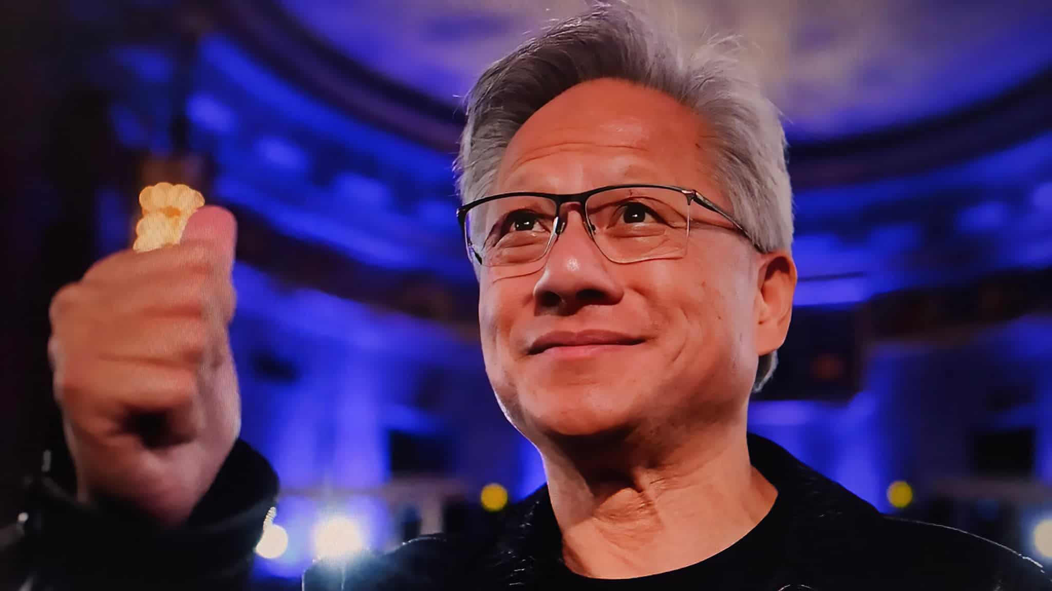 Close do rosto de Jensen Huang, que está ligeiramente sorrindo