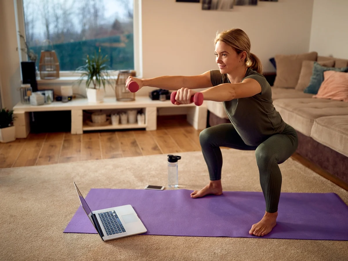 Aprenda a execução de 4 exercícios fáceis e adaptáveis para ganhar massa