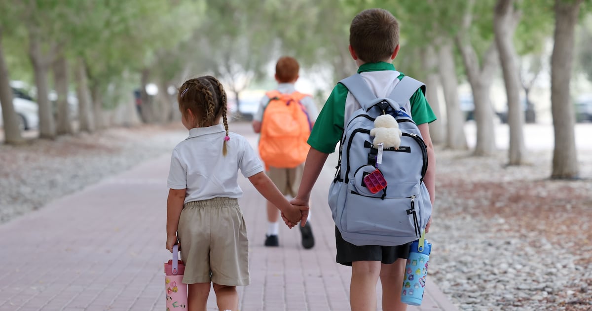 Escolas dos EAU apertam regras de vestimenta para restringir penteados e maquiagem