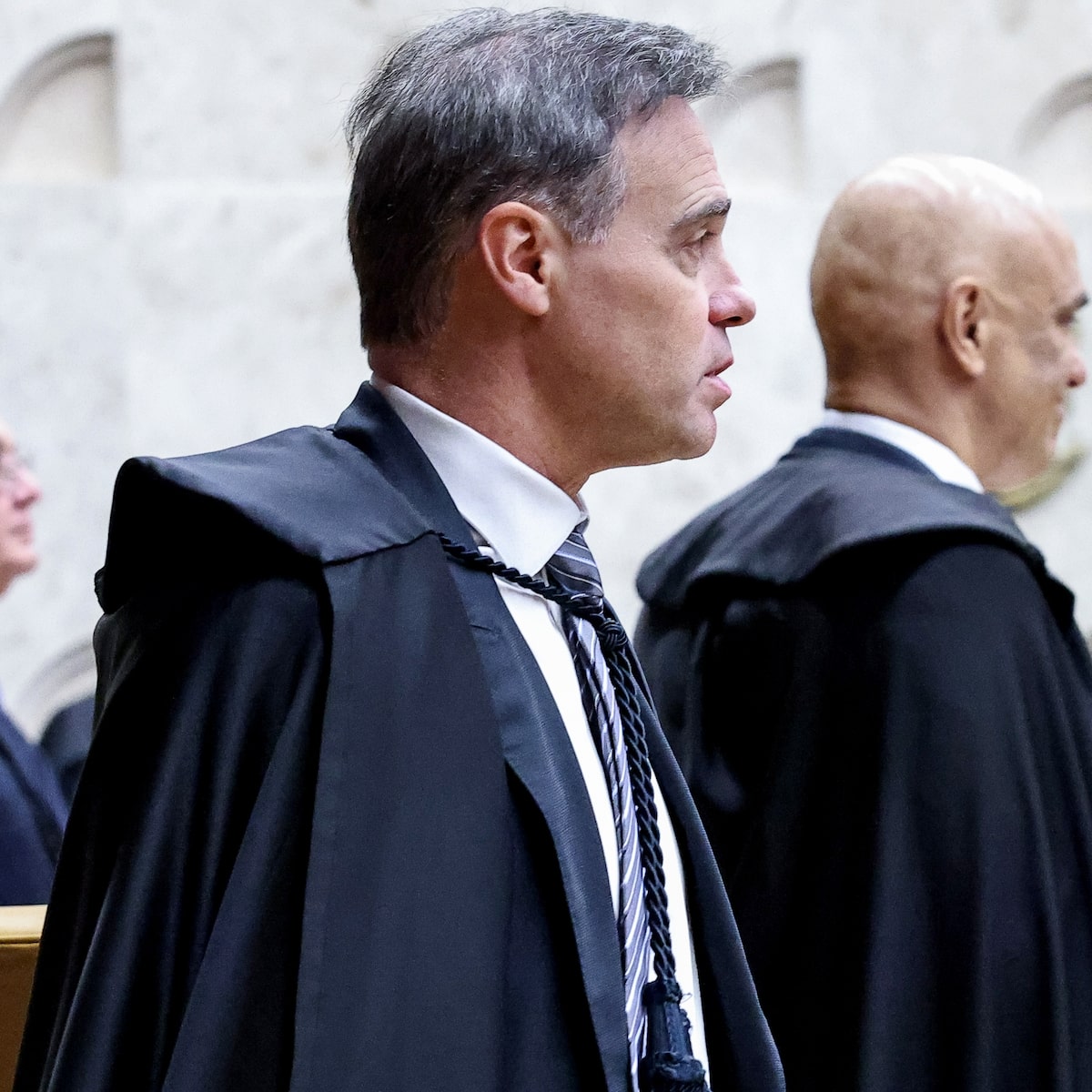Como cada ministro deve votar na sessão histórica que vai analisar elo de Moraes com Vorcaro?