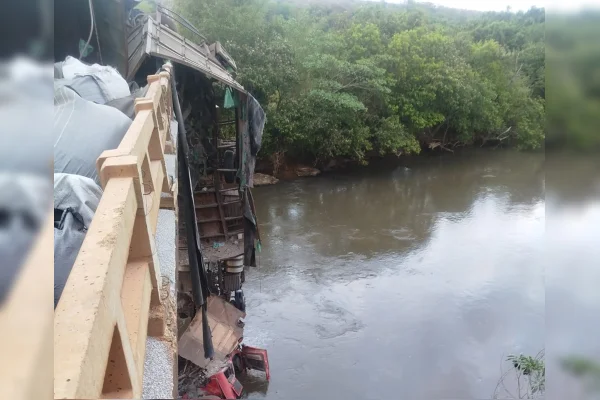 Caminhoneiro é resgatado de dentro de rio em GO após bater em ponte e cair - destaque galeria