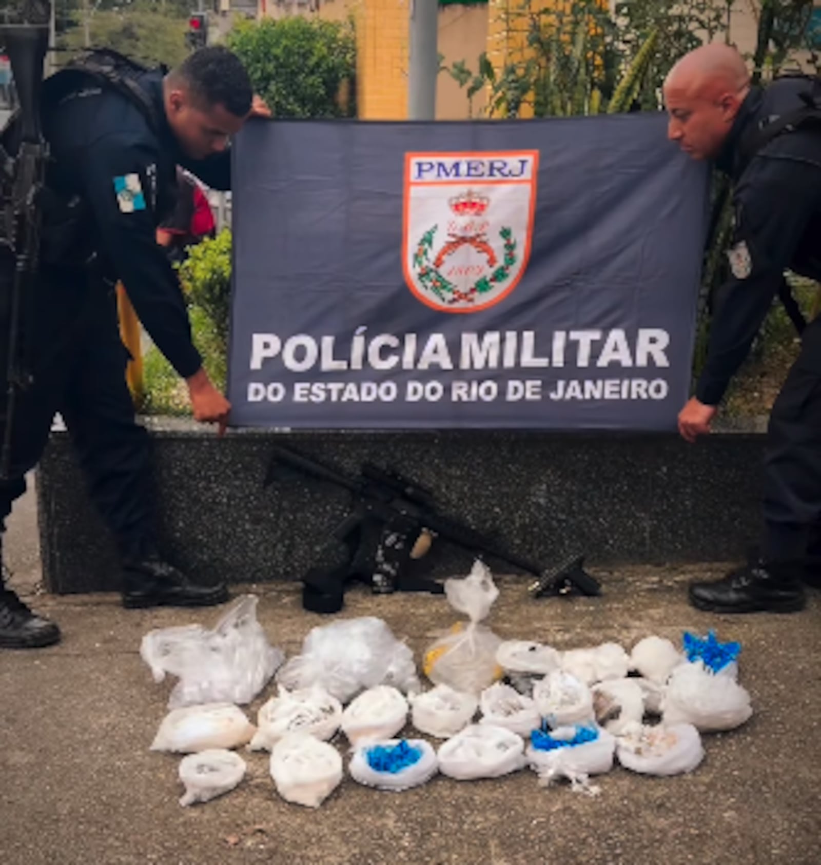 Agentes do 41º BPM apreenderam fuzil, pistola e drogas Reprodução/Polícia Militar