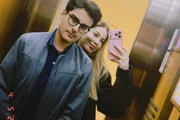 Dudu Camargo e Saory Cardoso fazem selfie no elevador
