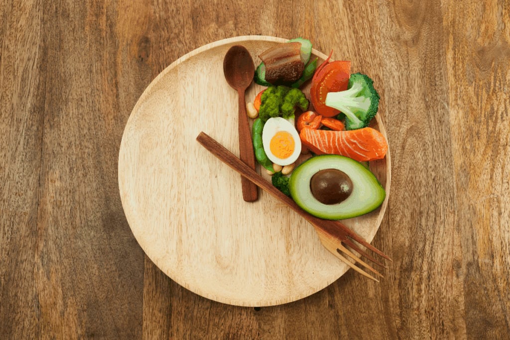 Comer tarde da noite faz mal? Entenda como o horário das refeições pode influenciar glicemia e peso