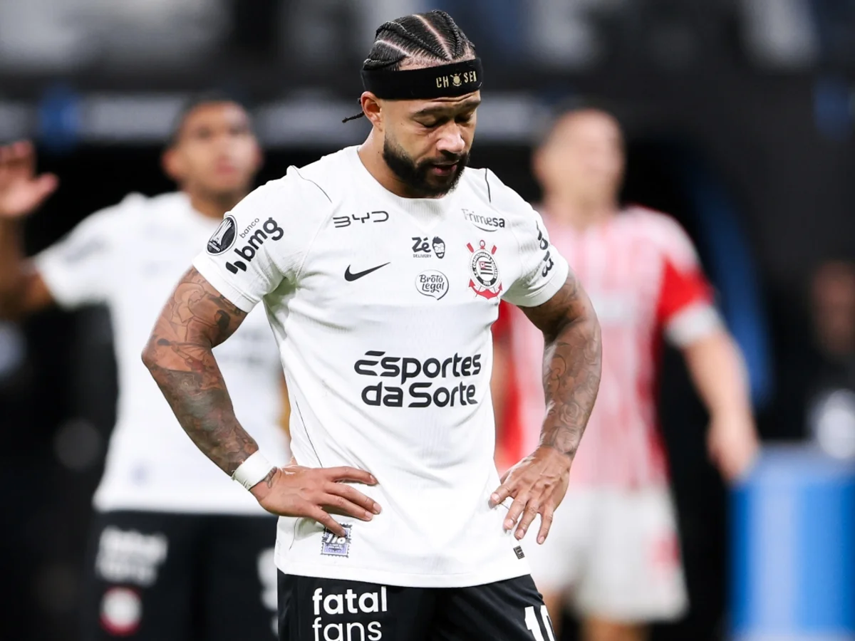 Memphis Depay é alvo de críticas nas redes após eliminação na Libertadores