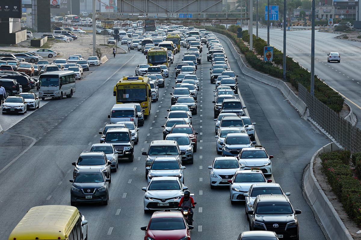 O tráfego entre Xarjah e Dubai aumenta nas estradas E11 e E311 durante o horário de pico matinal.