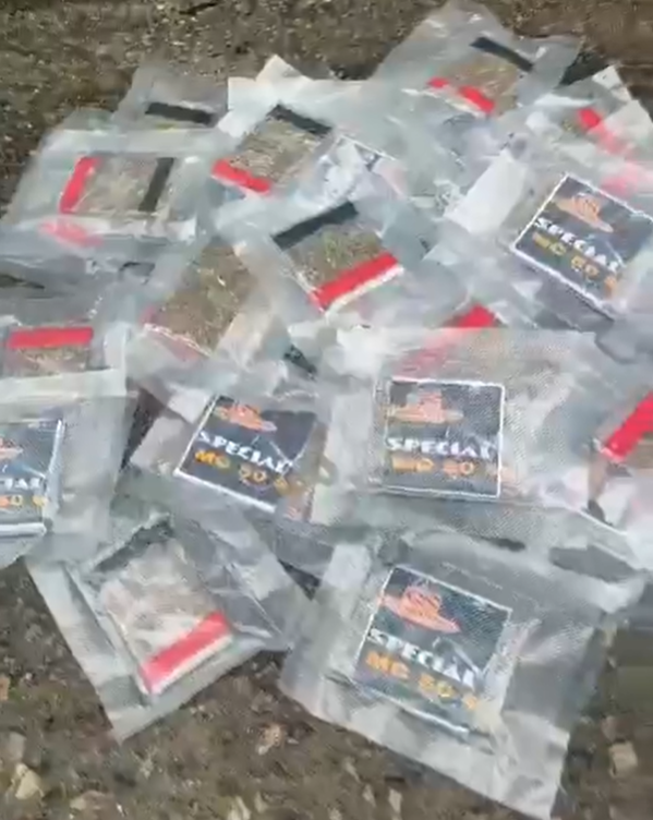 Motorista de táxi é preso com tabletes de maconha e anotações do tráfico no Rio Comprido