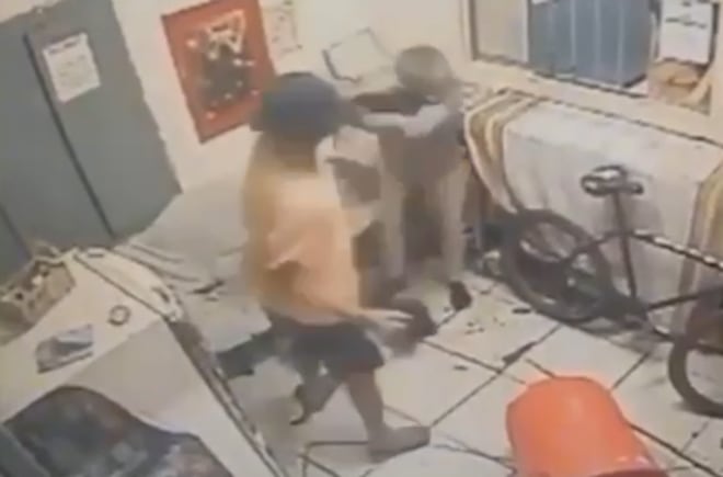 Homem se entrega à polícia após esfaquear idoso durante briga em hotel de Niterói (RJ)