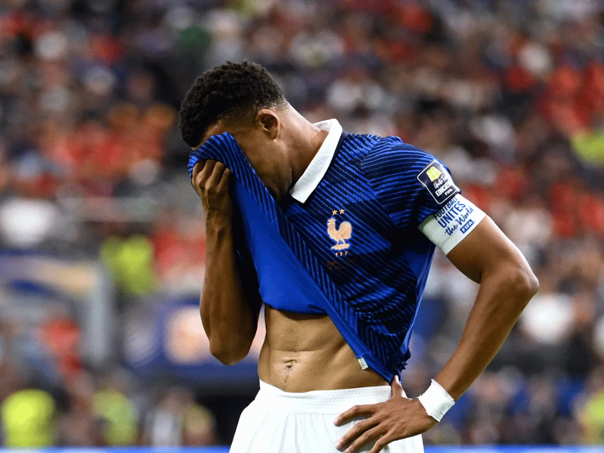 Kylian Mbappé não treina com atletas da França após sentir sintomas gripais
