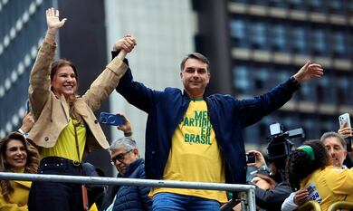 Campanha de Flávio Bolsonaro defende inspiração em Milei; especialistas veem obstáculos
