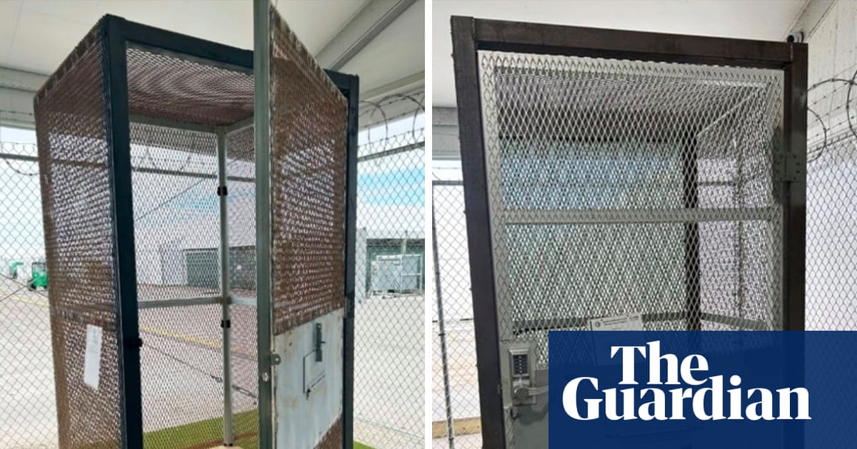 O Alligator Alcatraz detinha detentos em gaiões do tamanho de cabines telefônicas, segundo a agência fiscalizadora do DHS.