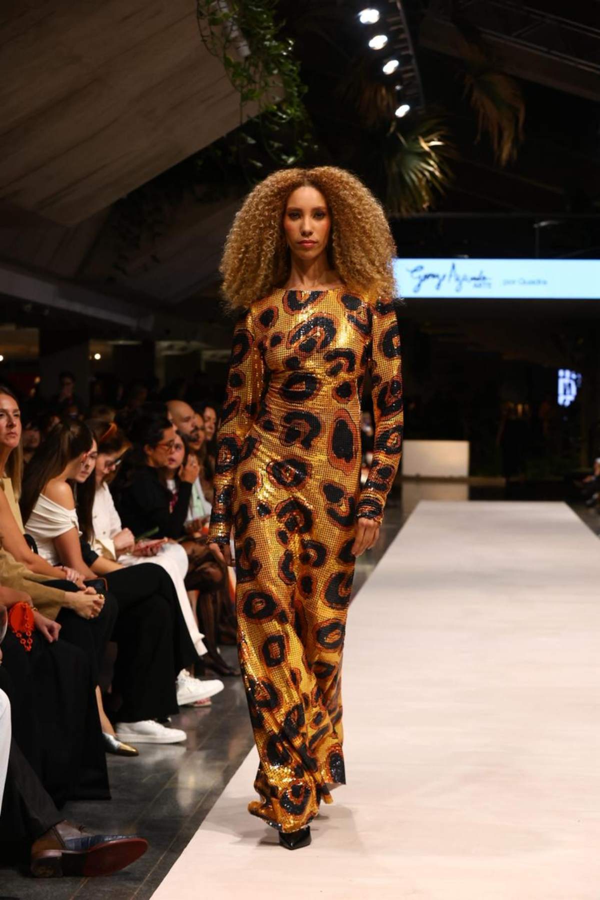 Mikaela Gomes desfila no Metrópoles Catwalk nesta quarta-feira (16/9)