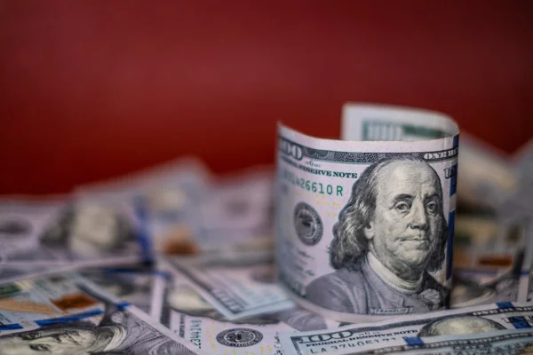 Mercado tenso: dólar cai, mas de olho na crise no STF e nos juros dos EUA