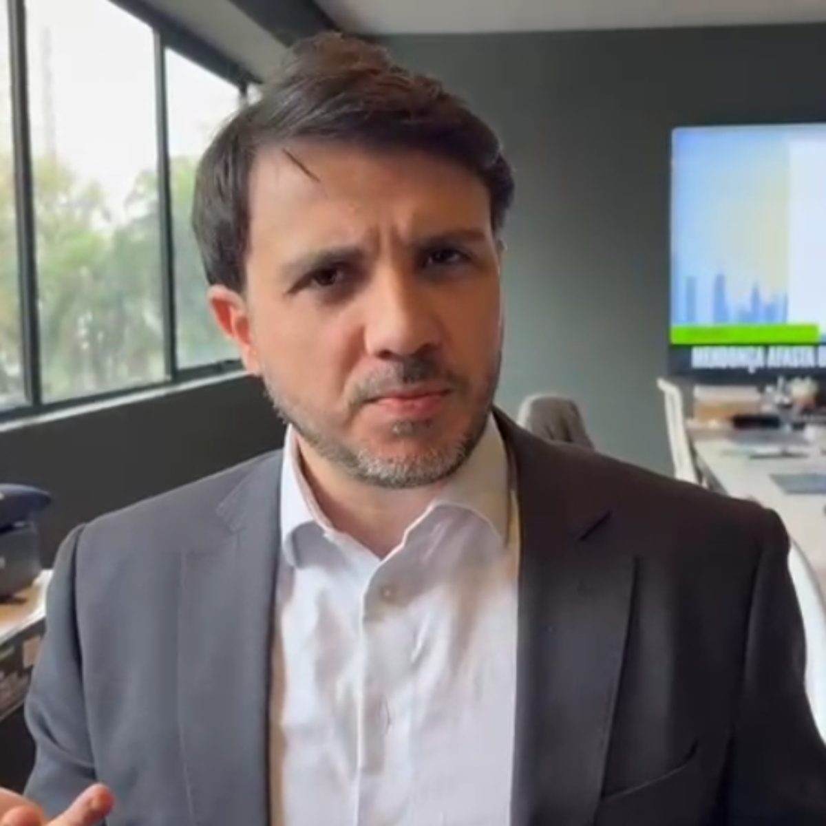 Renan Santos aciona TSE por suposta interferência estrangeira em favor de Flávio