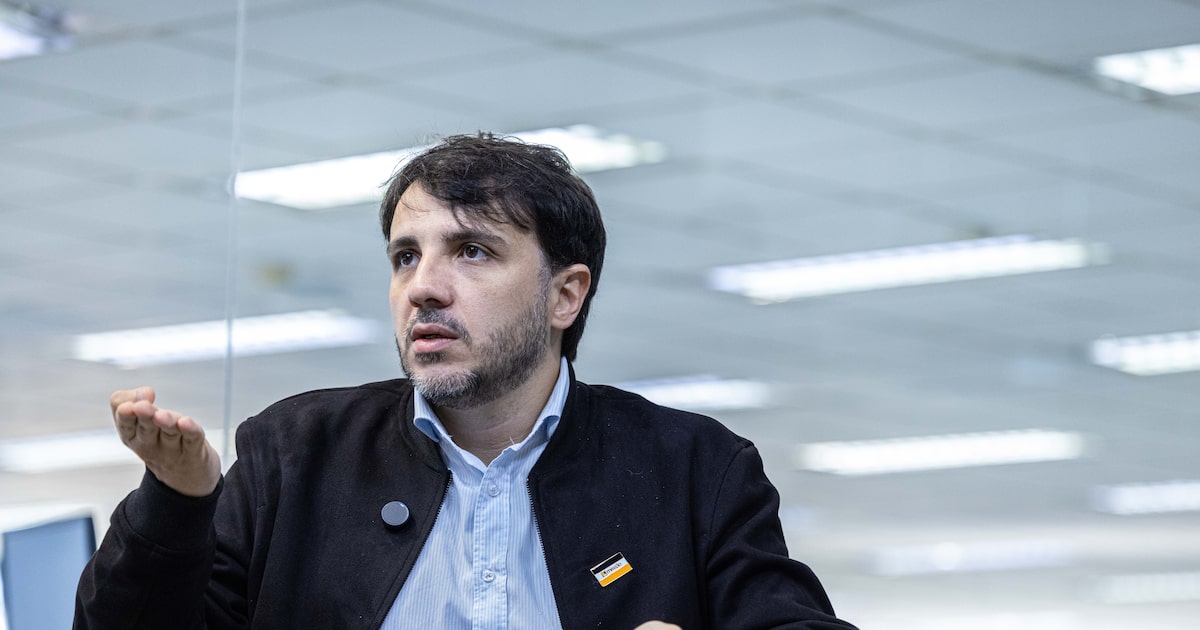 Renan Santos aciona TSE por interferência estrangeira nas eleições em favor de Flávio Bolsonaro