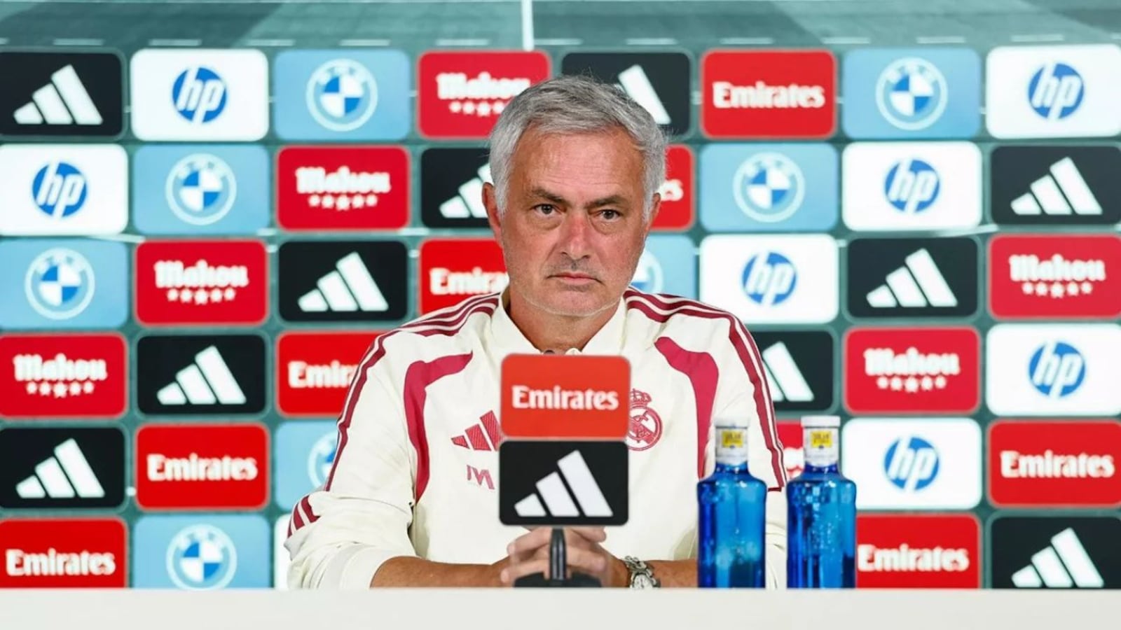 José Mourinho durante entrevista coletiva antes do dérbi de Madri; treinador enfrenta relatos de problemas internos no elenco Divulgação/Real Madrid