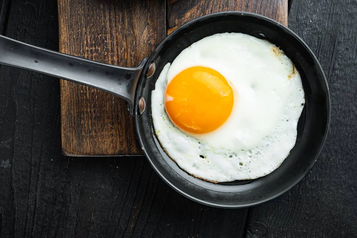 Colocar vinagre antes de fritar ovo: nutri revela benefícios da técnica