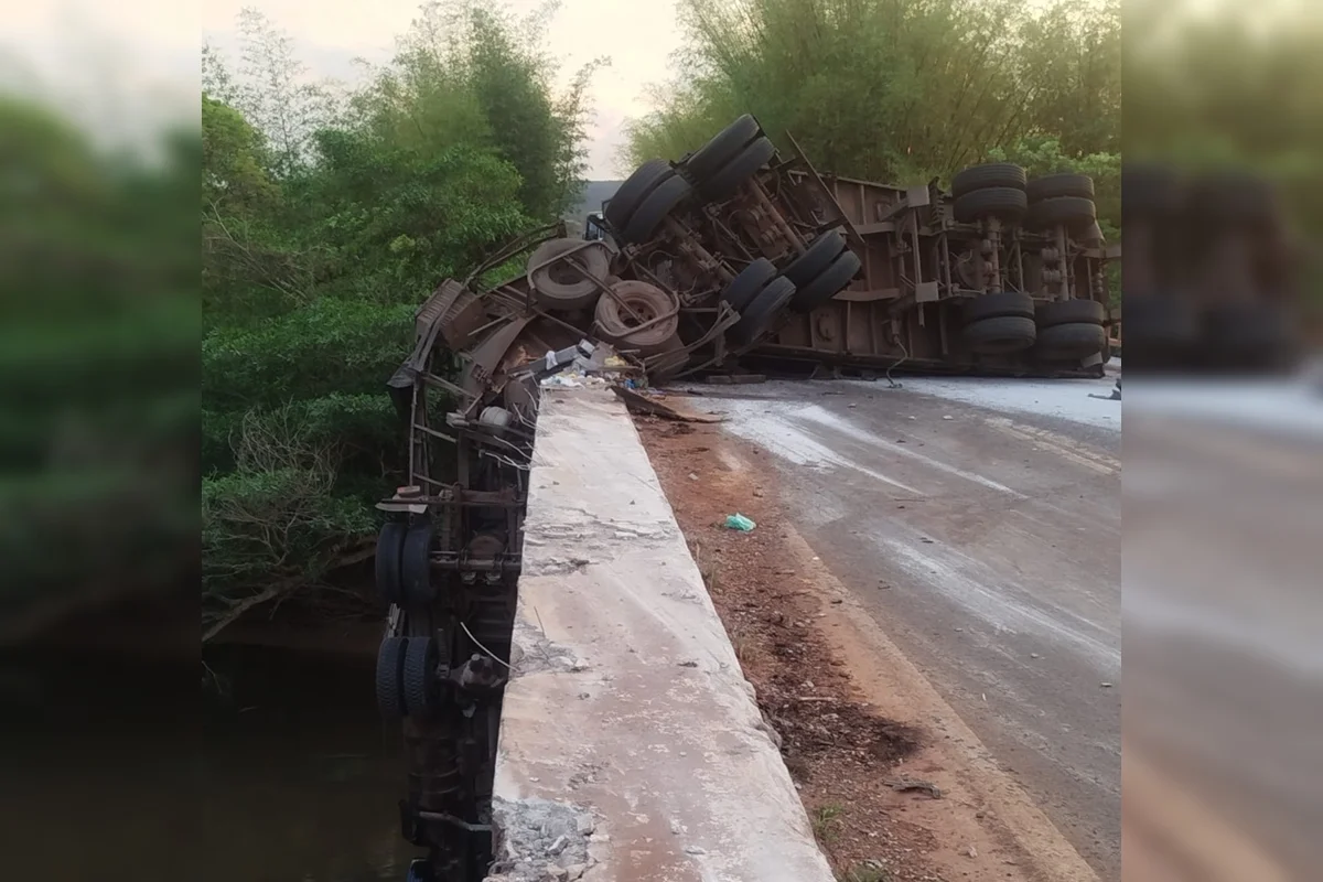 Caminhoneiro é resgatado de dentro de rio em GO após bater em ponte e cair