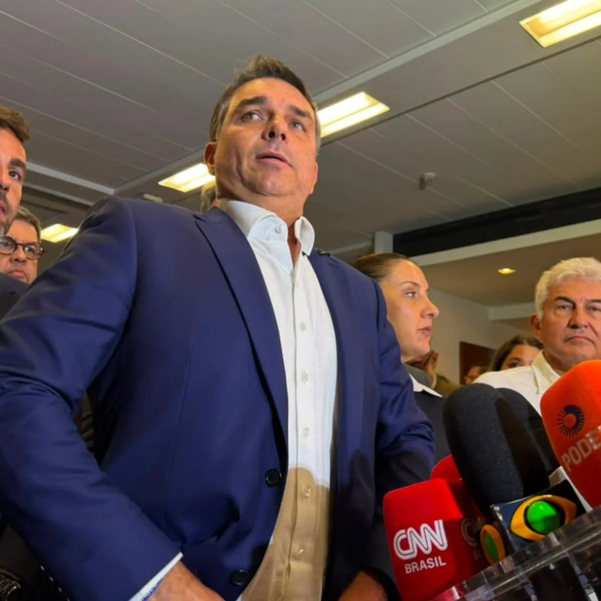 Você consegue imaginar Flávio Bolsonaro eleito presidente? Eu, não