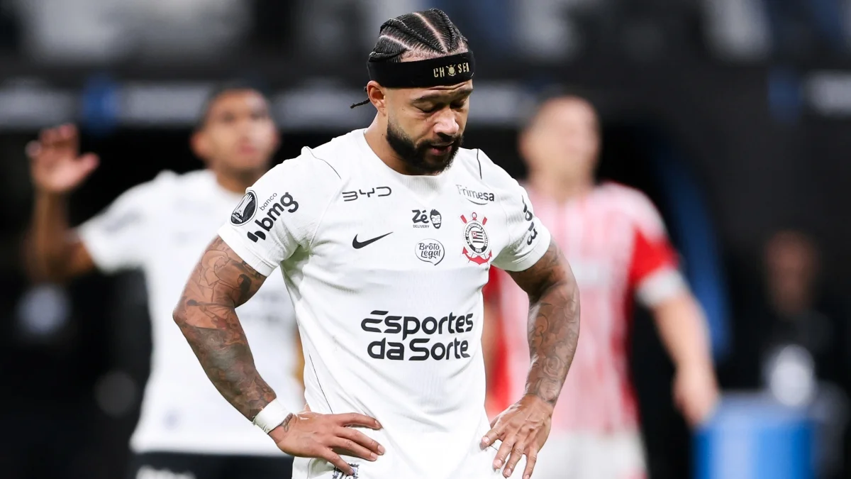 Memphis Depay é alvo de críticas nas redes após eliminação na Libertadores