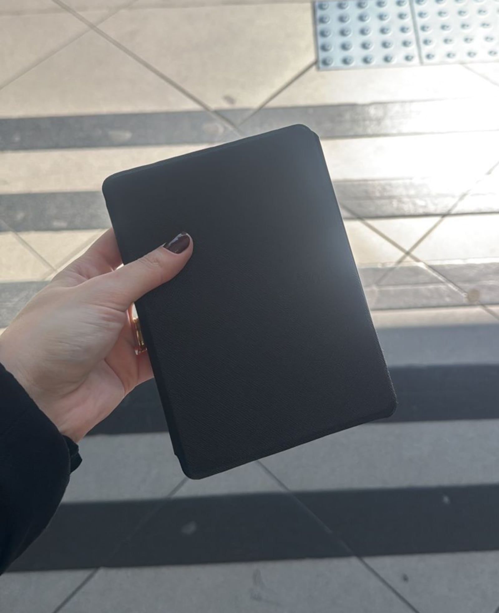 Foto que Luiza fez após o kindle ser resgatado na estação Divulgação/Arquivo pessoal