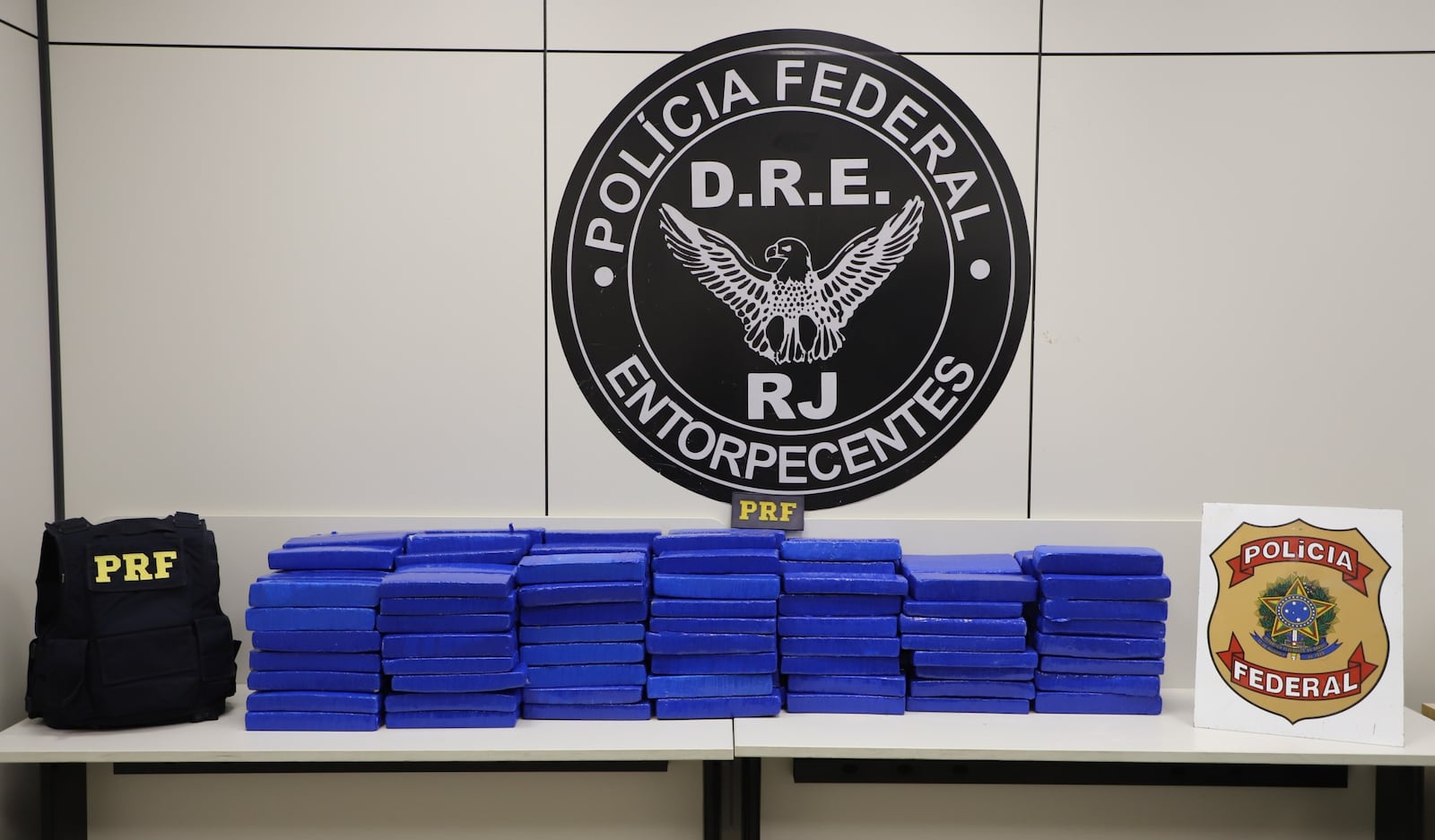 Agentes encontraram carga da droga em caixas no porta-malas de um dos veículos Reprodução/Polícia Federal