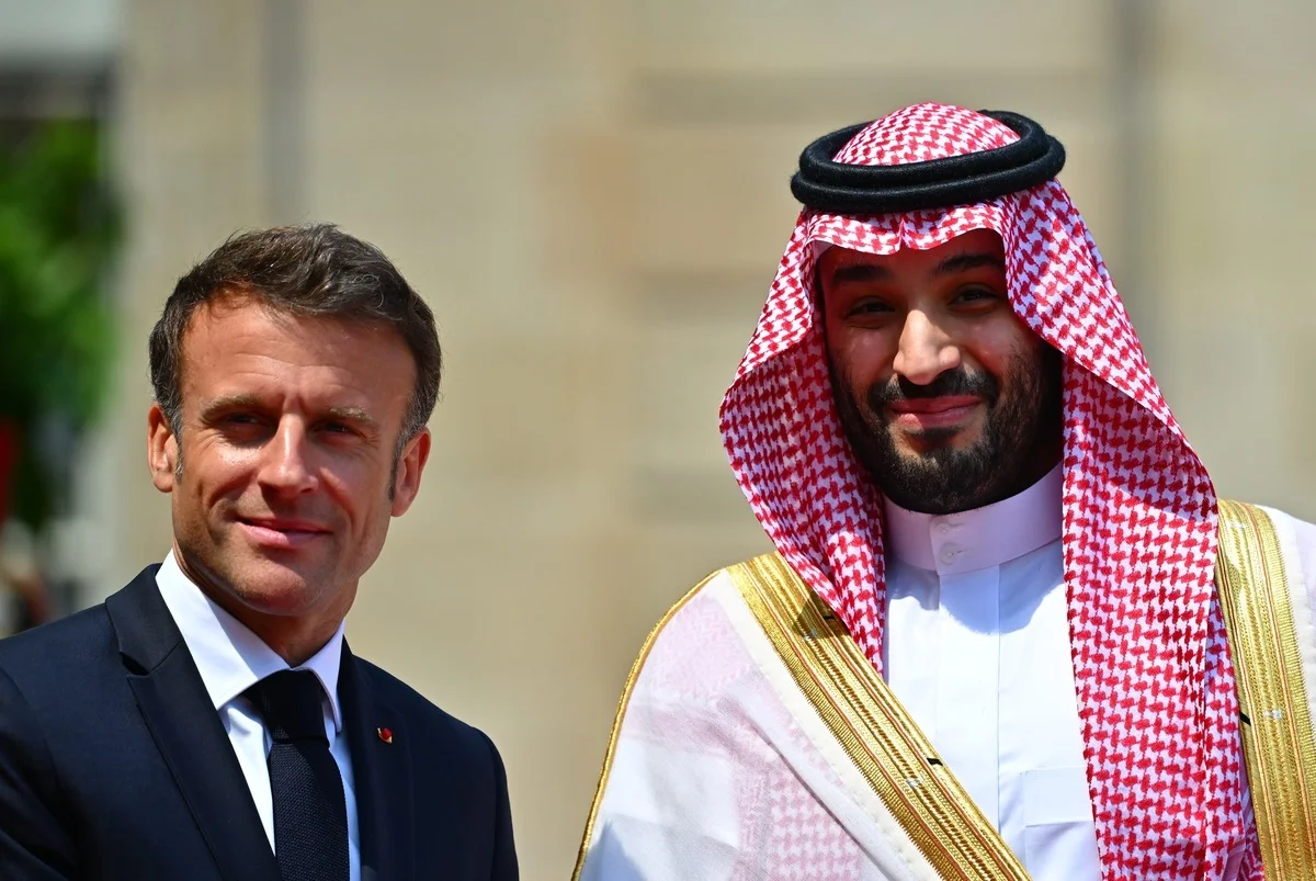 Imagem colorida mostra Macron e o príncipe da Arábia Saudita - Metrópoles