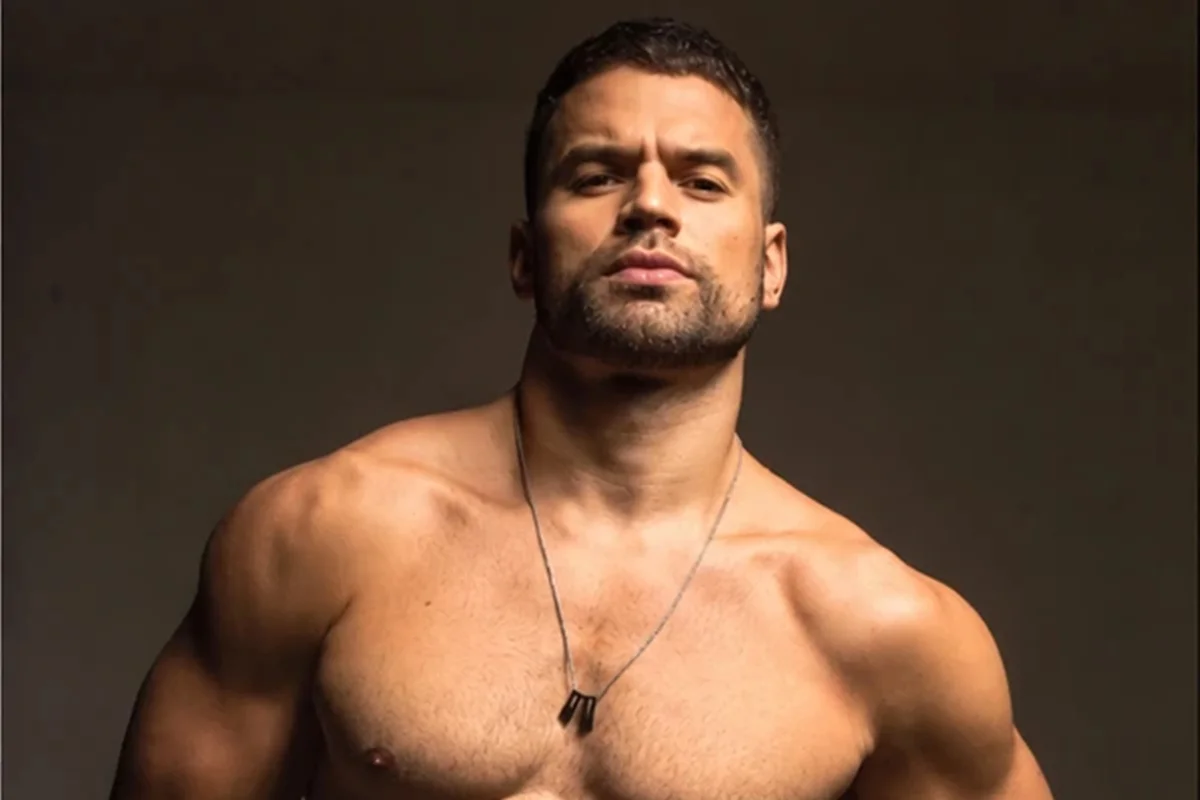 Ator Vitor Gadelha em foto sem camisa - Metrópoles