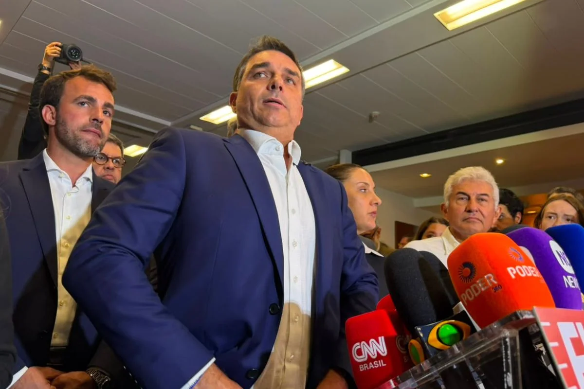 Aliados de Flávio questionam coincidência de data em decisão de Dino