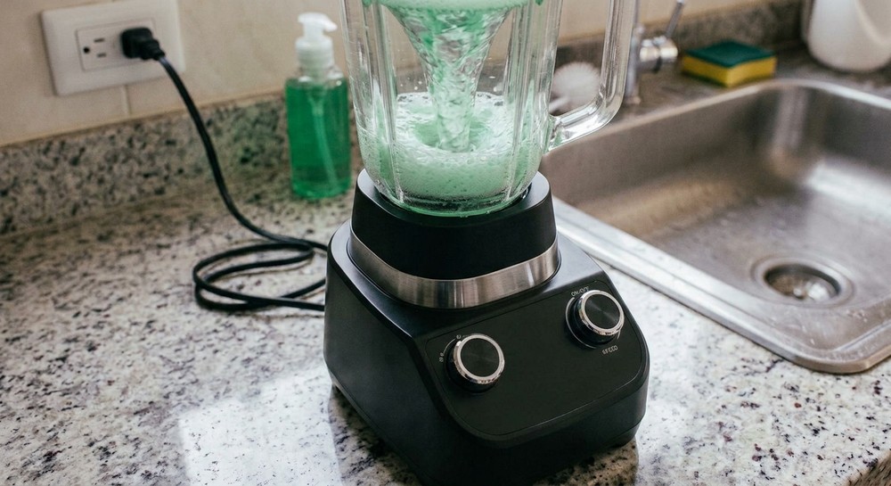 Truque para limpar liquidificador com água e detergente — Foto: Imagem gerada por IA