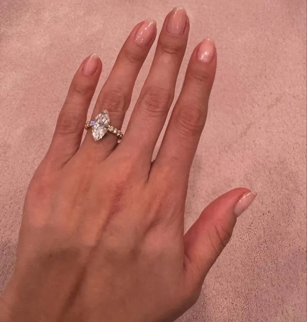 Emmy 2026: apenas nos dedos, Selena Gomez usou o equivalente a mais de R$ 1,5 milhão em ouro e diamantes