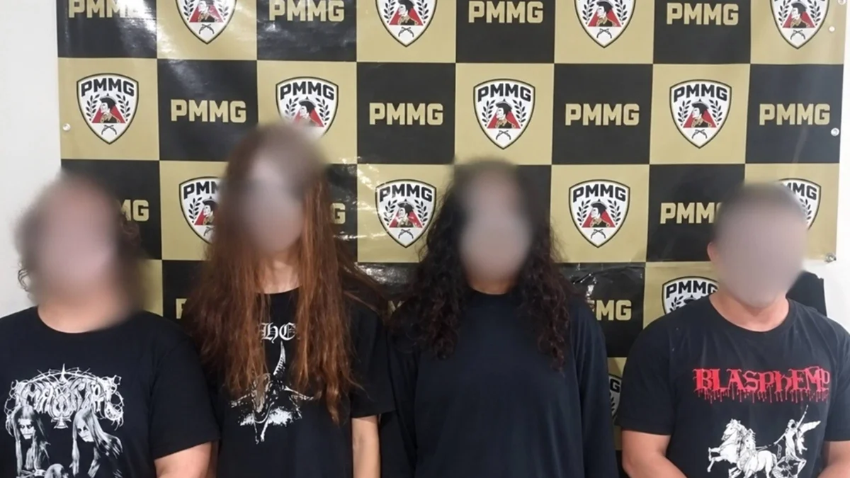 De preto e com rostos pintados, jovens tiram ossos de cemitério mineiro