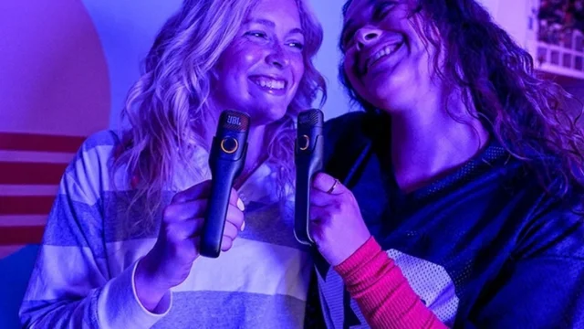 JBL lança mini máquina de karaokê no Brasil que cabe no bolso