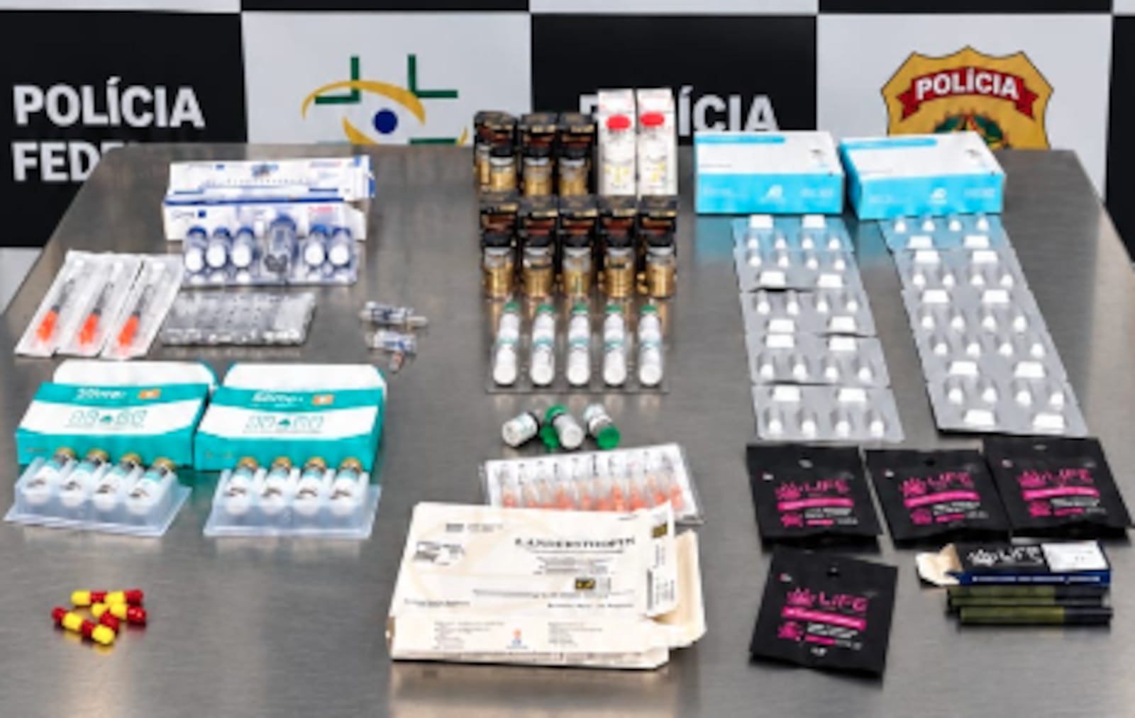 Agentes da Deain apreenderam medicamentos irregulares em bagagem despachada Reprodução/Polícia Federal