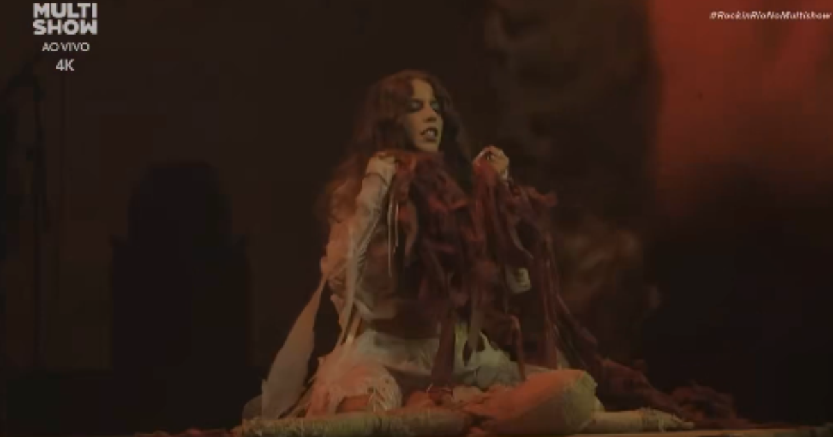 Marina Sena destrói boneco em performance no Rock in Rio e fãs apontam indireta para ex