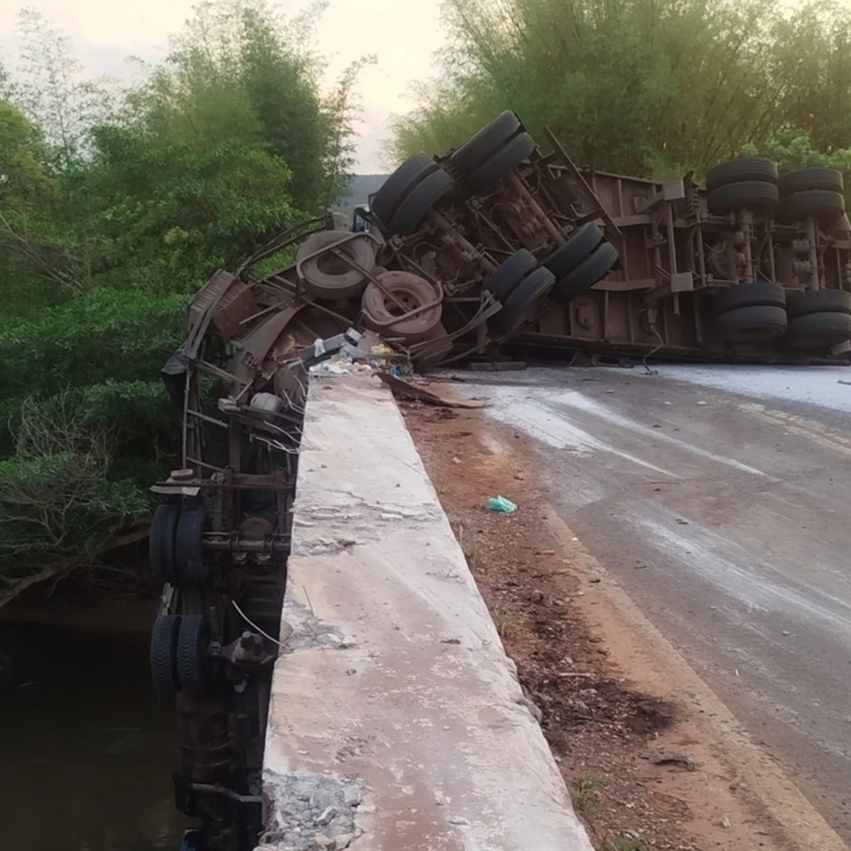 Caminhoneiro é resgatado de dentro de rio em GO após bater em ponte e cair