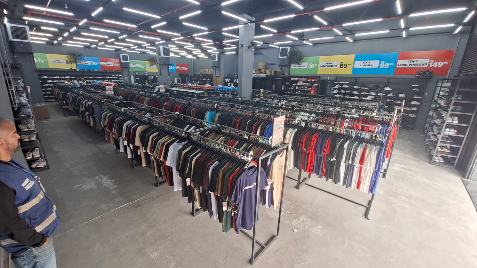 Força-tarefa apreende 3,5 toneladas de produtos falsificados em outlet de Campo Grande, no Rio