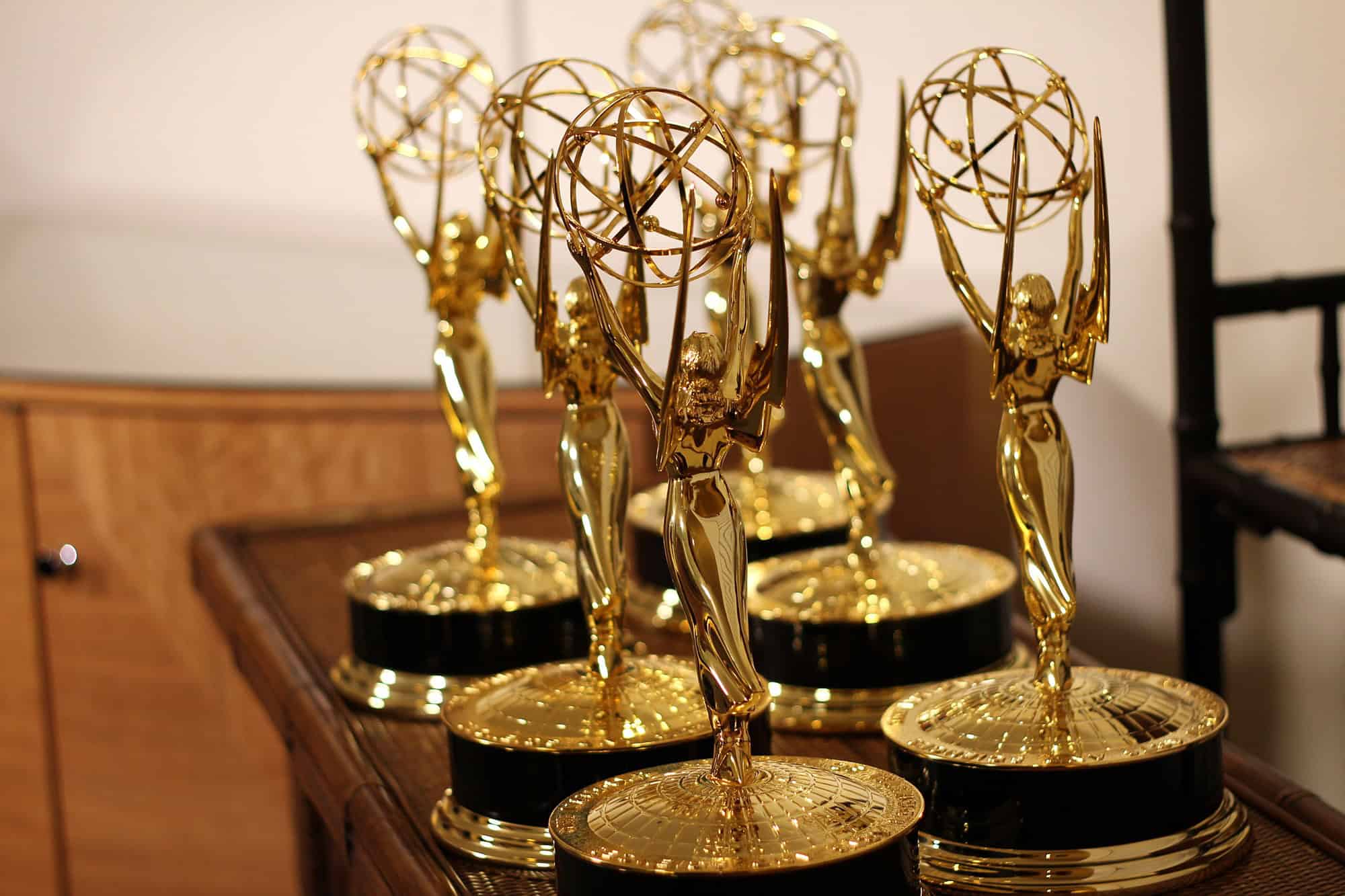 Imagem da matéria: Emmy 2026 é hoje: saiba onde assistir ao vivo na TV e streaming