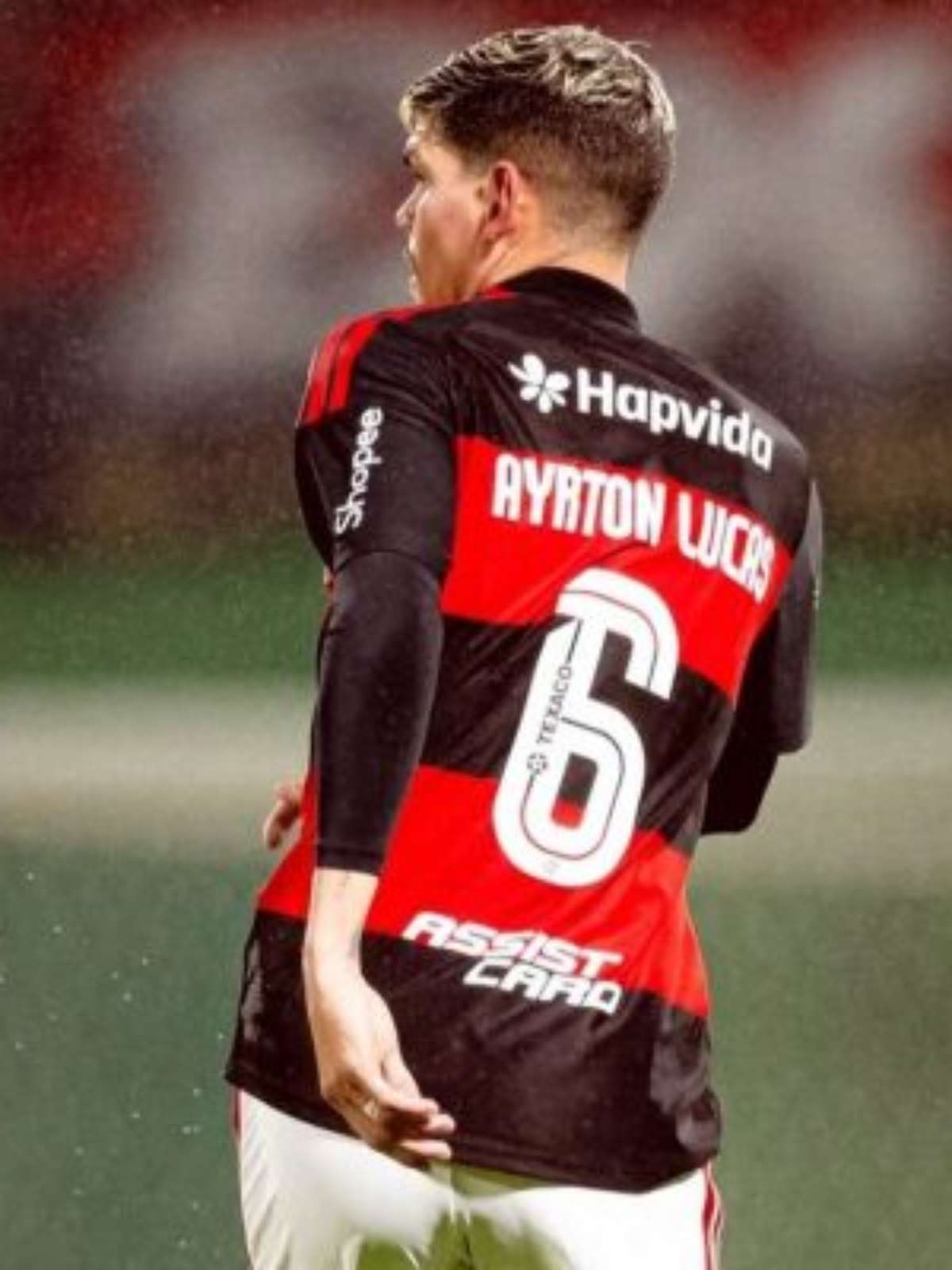 Ayrton Lucas leva a pior em dividida, e deixa jogo do Fla logo aos quatro minutos