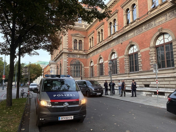 Alemães presos por pendurar falsificações no Louvre
