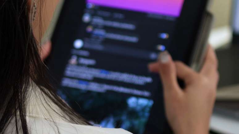 IA como amigo e conselheiro: quando conversar com chatbots pode fazer mal?
