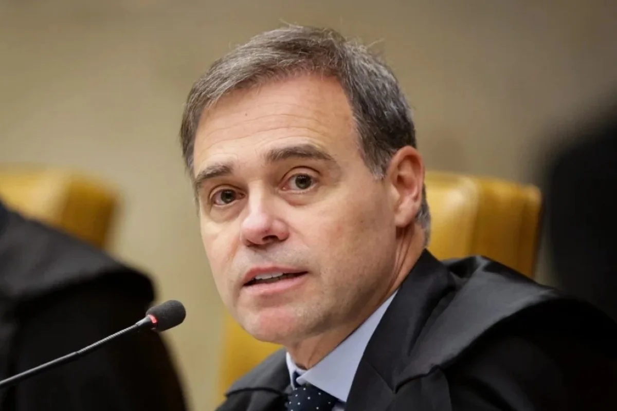 Imagem da matéria: Mendonça manda apagar vídeo de IA que ligava Flávio Bolsonaro a Vorcaro