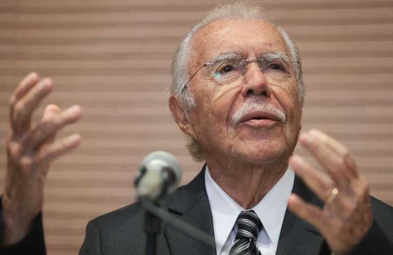 José Sarney evolui em tratamento de pneumonia, afirma hospital