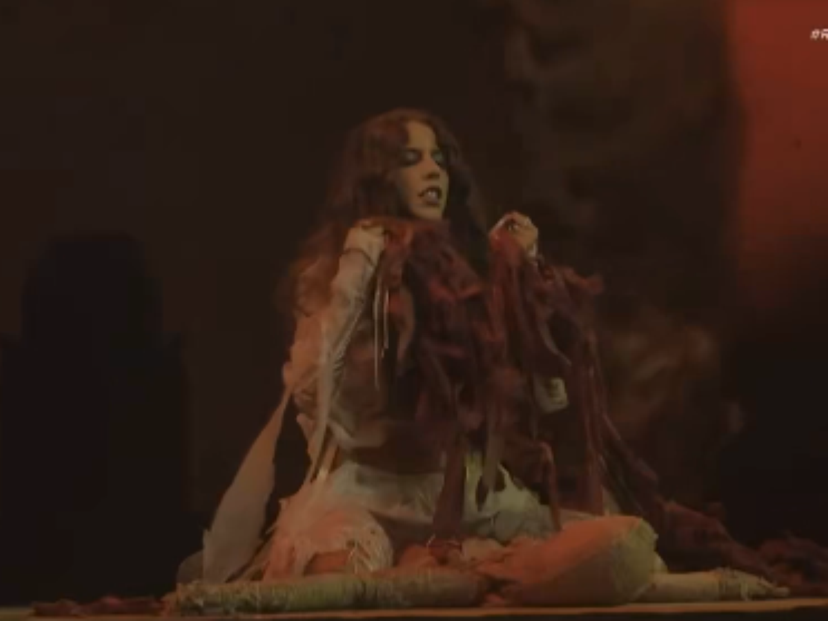 Marina Sena destrói boneco em performance no Rock in Rio e fãs apontam indireta para ex
