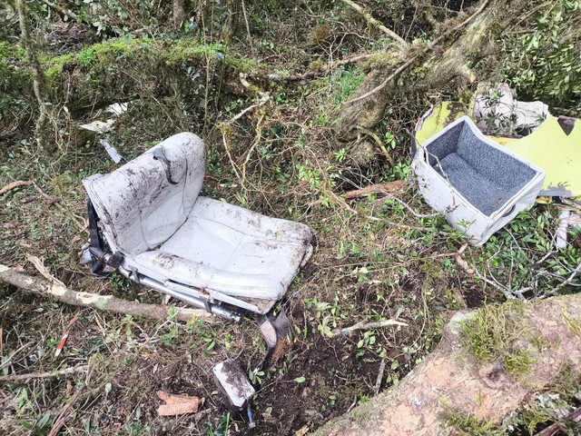 Cantor Rick: com fuselagem destruída e peças espalhadas, imagens revelam gravidade de acidente com helicóptero