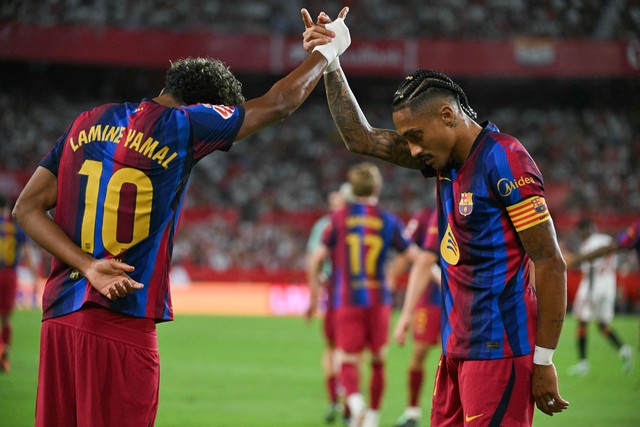 Por que existem 'dois Raphinhas'? Atacante tem mais gols pelo Barcelona nesta temporada do que pela seleção na carreira