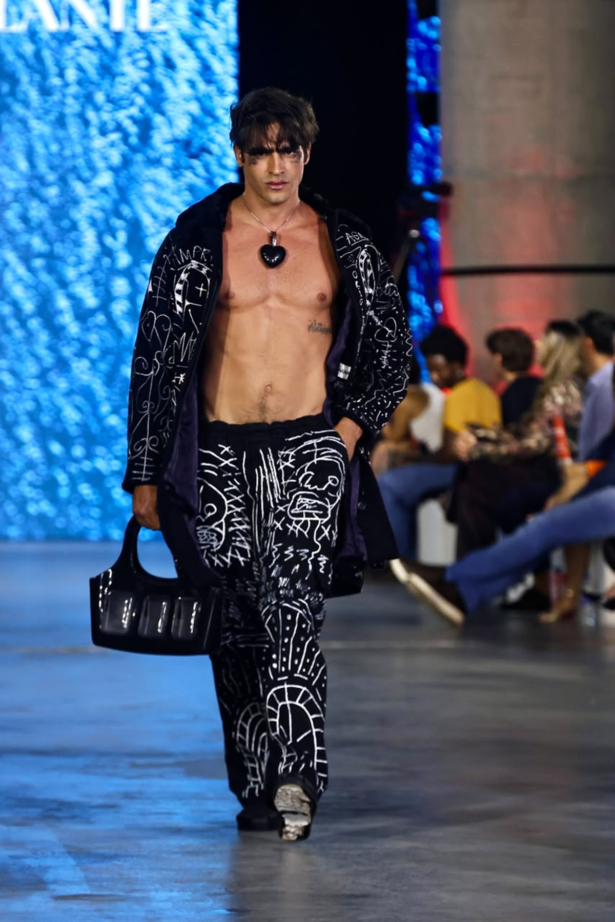 Metrópoles Catwalk: Letícia Gonzaga, Biruta e Tela Ambulante agitam 1° dia