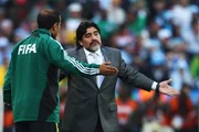 Como técnico principal do país, Diego Maradona discute com o quarto árbitro durante a partida do Grupo B da Copa do Mundo de 2010