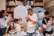 Letícia e Juliano Cazarré posam com os filhos